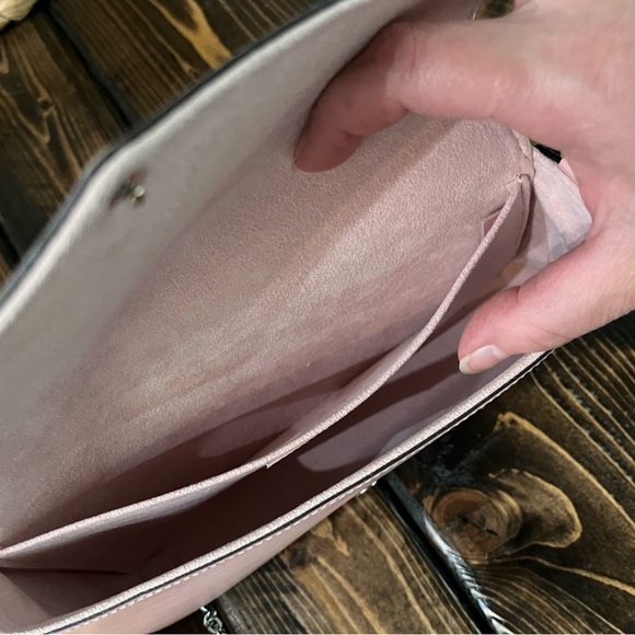 EUC Louis Vuitton Epi Pochette Felice. Rose Ballerine. Silver removeable chain. - Picture 7 of 16